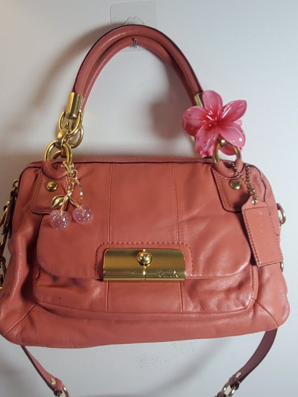 49.Coach Pink Leather Zip Top Top Handle Bag Gold Hardware Detachable Strap